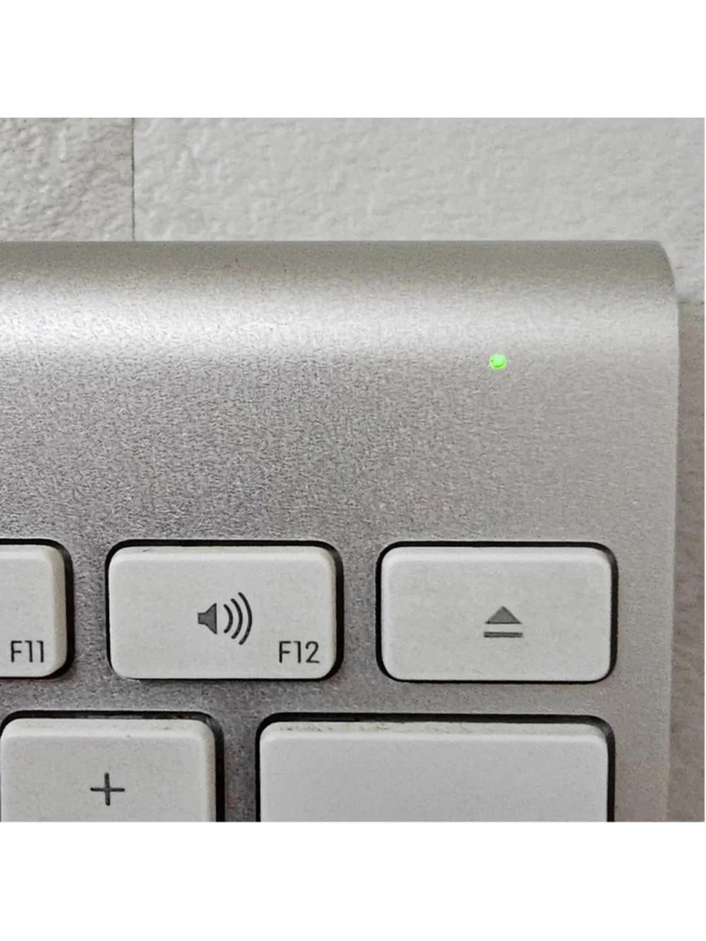 Apple A1314 Wireless Bluetooth Keyboard Aluminum Silver White Mac Tested